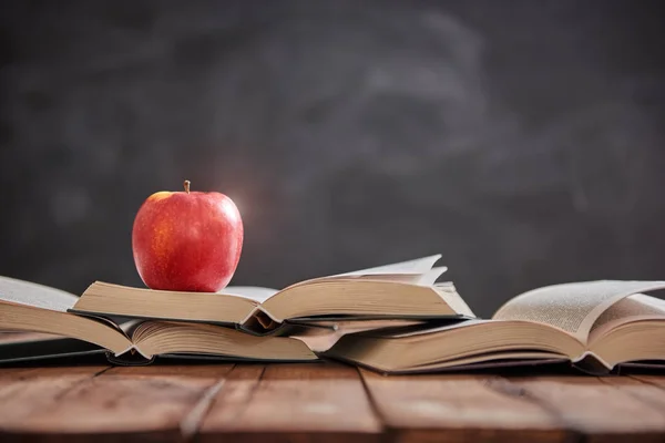 Manzana y pila de libros — Foto de Stock