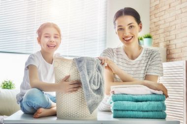 Aile evde çamaşır yıkıyor.