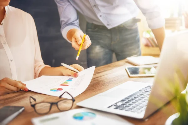 Uomo e donna che lavorano in ufficio — Foto Stock