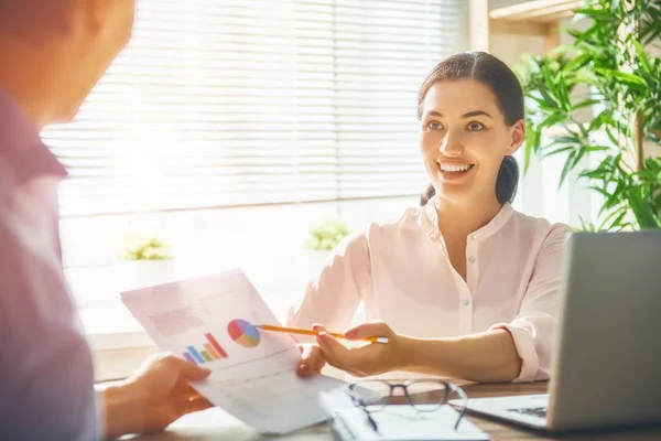 Mann und Frau arbeiten im Büro — Stockfoto