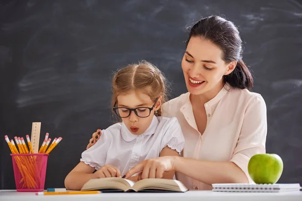 Kind is het leren lezen — Stockfoto