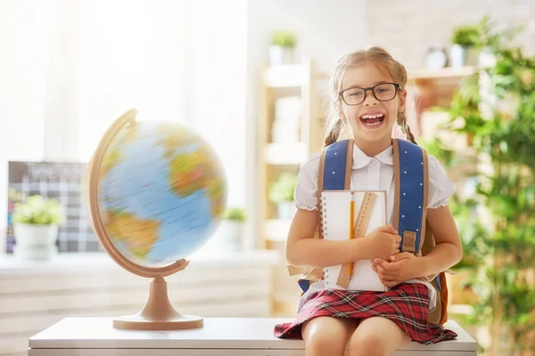 O miúdo está a aprender nas aulas. — Fotografia de Stock