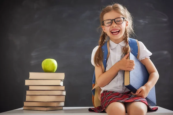 O miúdo está a aprender nas aulas. — Fotografia de Stock