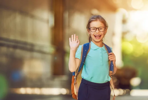 Menina com mochila — Fotografia de Stock