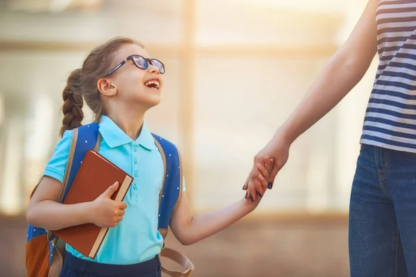 Genitore e alunno vanno a scuola — Foto Stock