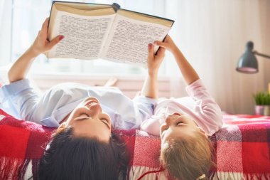 Annesi bir kitap okuma