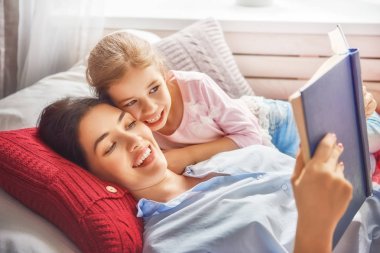 Annesi bir kitap okuma