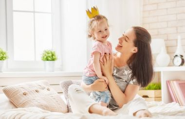 Anne ve kızı oynama ve sarılma