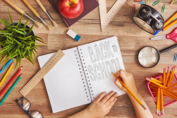 Escritorio de madera con suministros — Foto de Stock