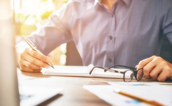 Homem trabalhando no escritório — Fotografia de Stock