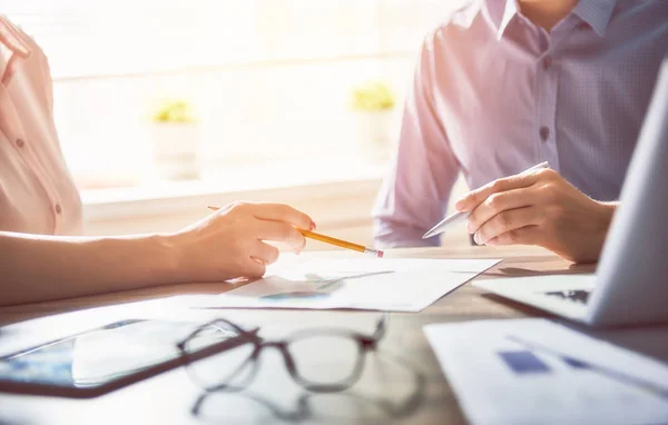 Mann und Frau arbeiten im Büro — Stockfoto