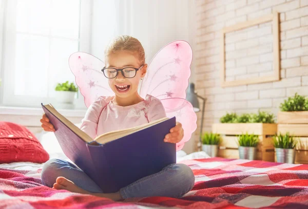 Mädchen liest ein Buch — Stockfoto