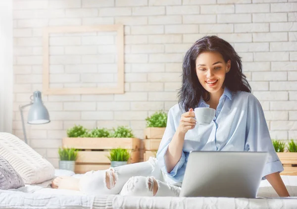 Vrouw werkt aan een laptop — Stockfoto