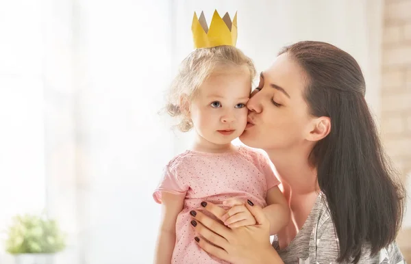 Madre e hija jugando y abrazándose — Foto de Stock