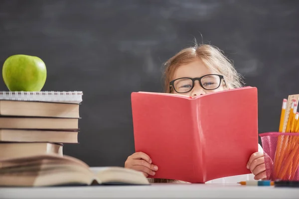 Niño está aprendiendo a leer — Foto de Stock