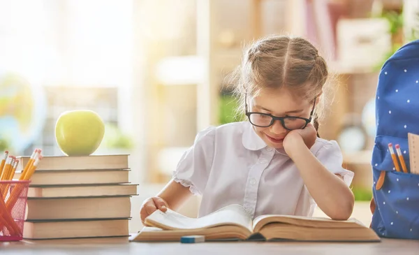 Kind lernt im Unterricht — Stockfoto