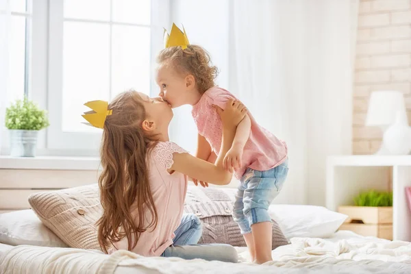 Meisjes spelen en plezier — Stockfoto