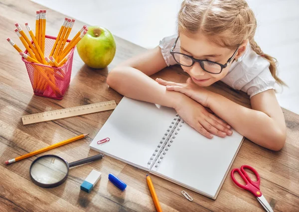 Kind is het leren in de klas — Stockfoto