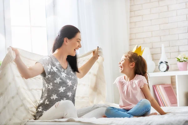 Madre e hija jugando y abrazándose —  Fotos de Stock