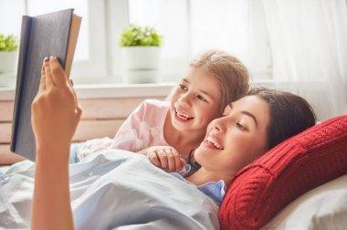 Annesi bir kitap okuma