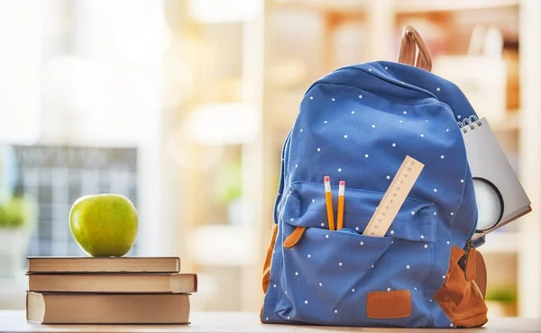 Manzana, pila de libros y mochila — Foto de Stock