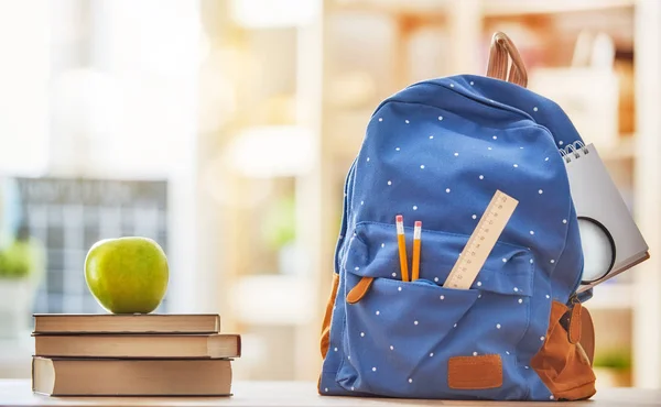 Maçã, pilha de livros e mochila — Fotografia de Stock