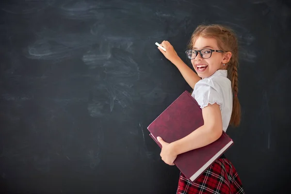 Kind is het leren in de klas — Stockfoto