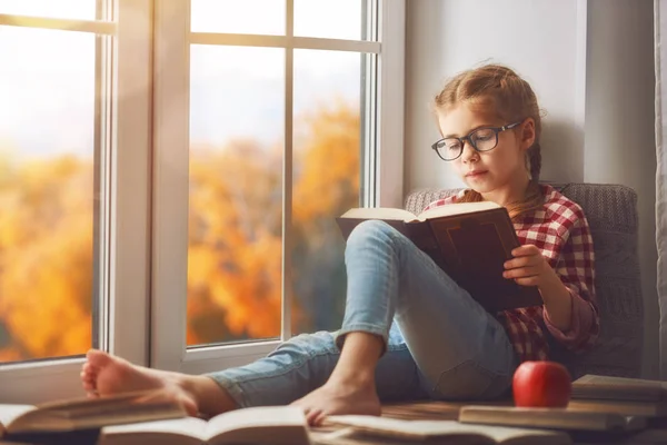 Flicka läser en bok — Stockfoto