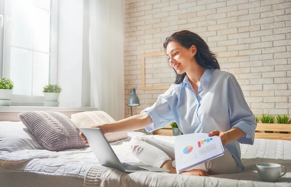 Dizüstü bilgisayarda çalışan bir kadın