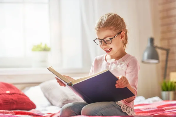 Mädchen liest ein Buch — Stockfoto