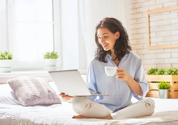 Frau arbeitet am Laptop — Stockfoto