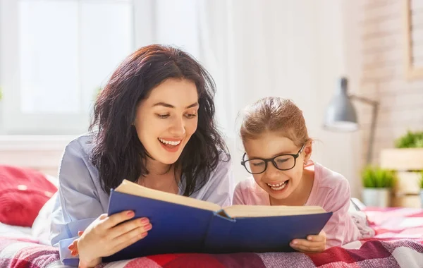 Annesi bir kitap okuma