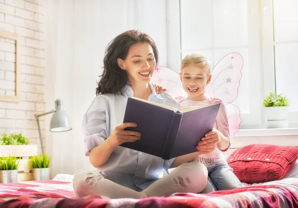 Mãe lendo um livro — Fotografia de Stock