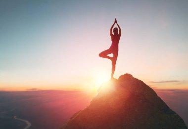 Kadın yoga yapıyor.