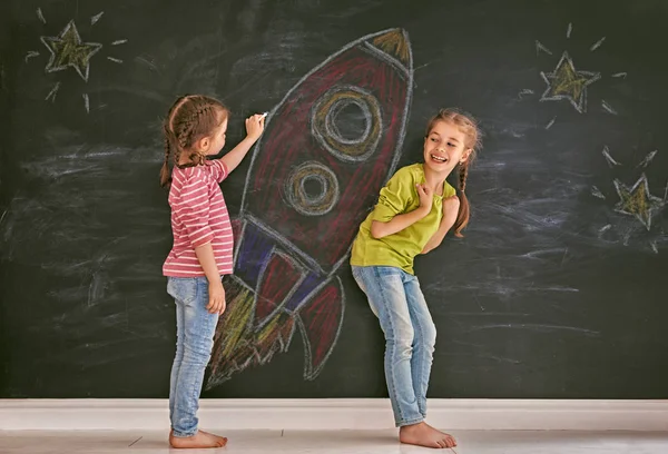 Дети рисуют ракеты — стоковое фото