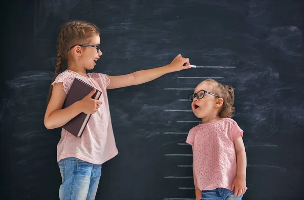 Zusters spelen samen — Stockfoto