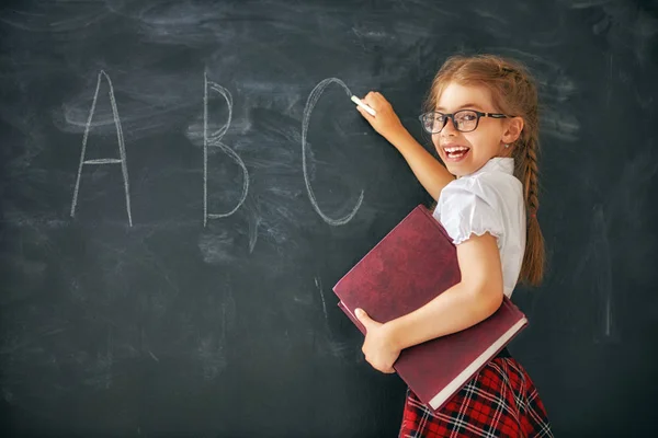 O miúdo está a aprender nas aulas. — Fotografia de Stock