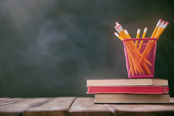 Bleistifte und Bücherstapel — Stockfoto