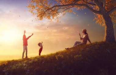 Anne ve çocuk sonbahar yürüyüşüne oyun