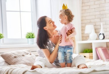 Anne ve kızı oynama ve sarılma