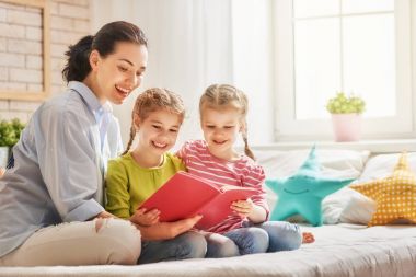 Annesi bir kitap okuma