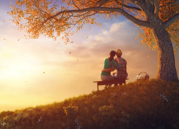 Pareja en el parque de otoño — Foto de Stock