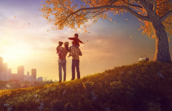 Família feliz ao pôr do sol — Fotografia de Stock