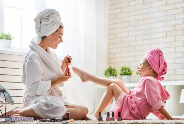 Mutter und Tochter machen Pediküre — Stockfoto