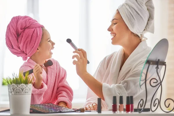 Mutter und Tochter machen Make-up — Stockfoto