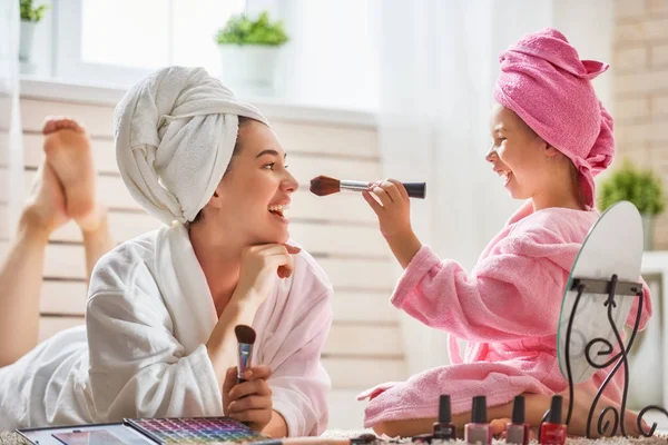 Madre e hija están haciendo maquillaje — Foto de Stock