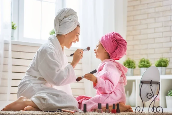 Мама и дочь делают макияж — стоковое фото