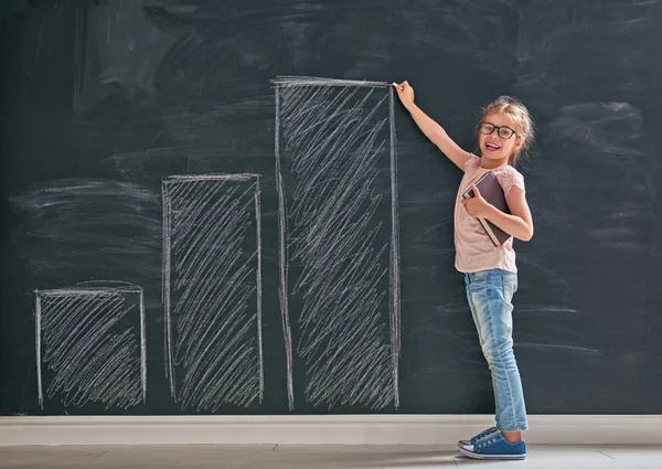 Il ragazzo sta disegnando grafici — Foto Stock