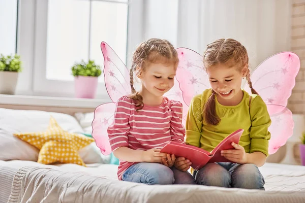 Mädchen lesen ein Buch — Stockfoto