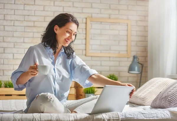 Vrouw werkt aan een laptop — Stockfoto